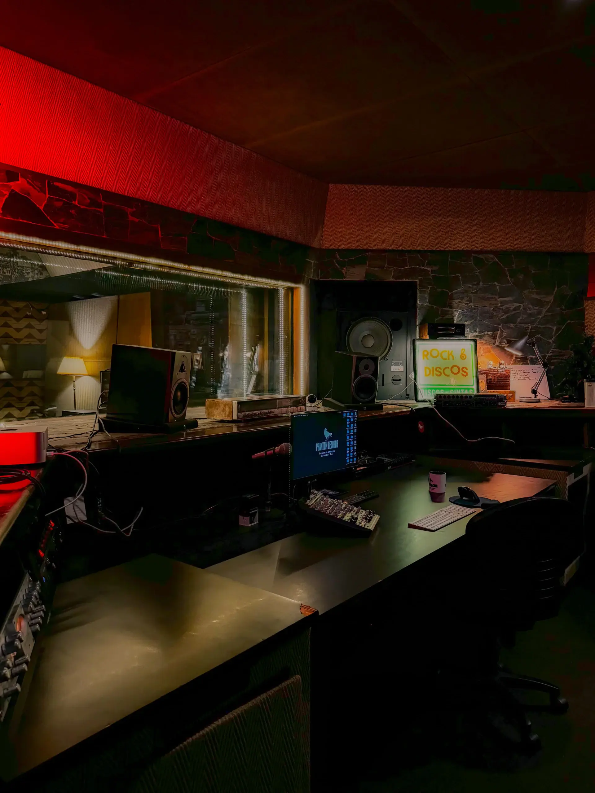 Sala de control de Phantom Records con monitores y equipo de audio