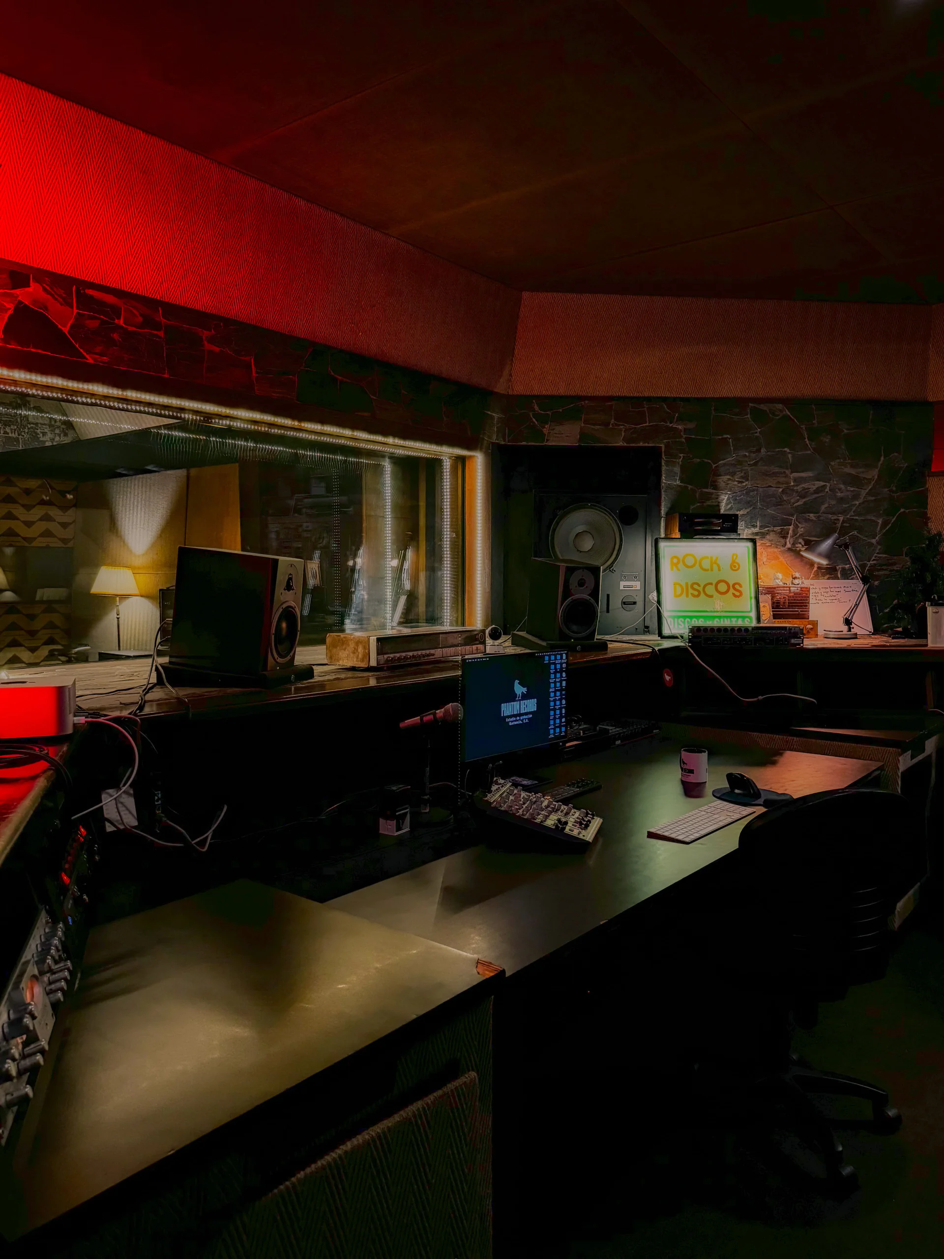 Phantom Records, foto 1