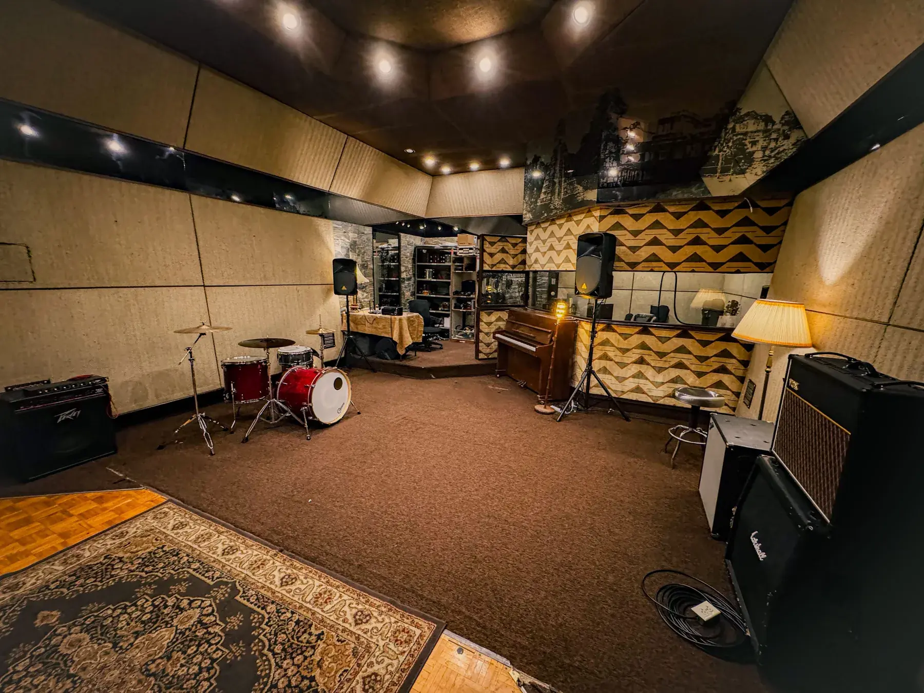 Live room de Phantom Records con batería, piano y amplificadores