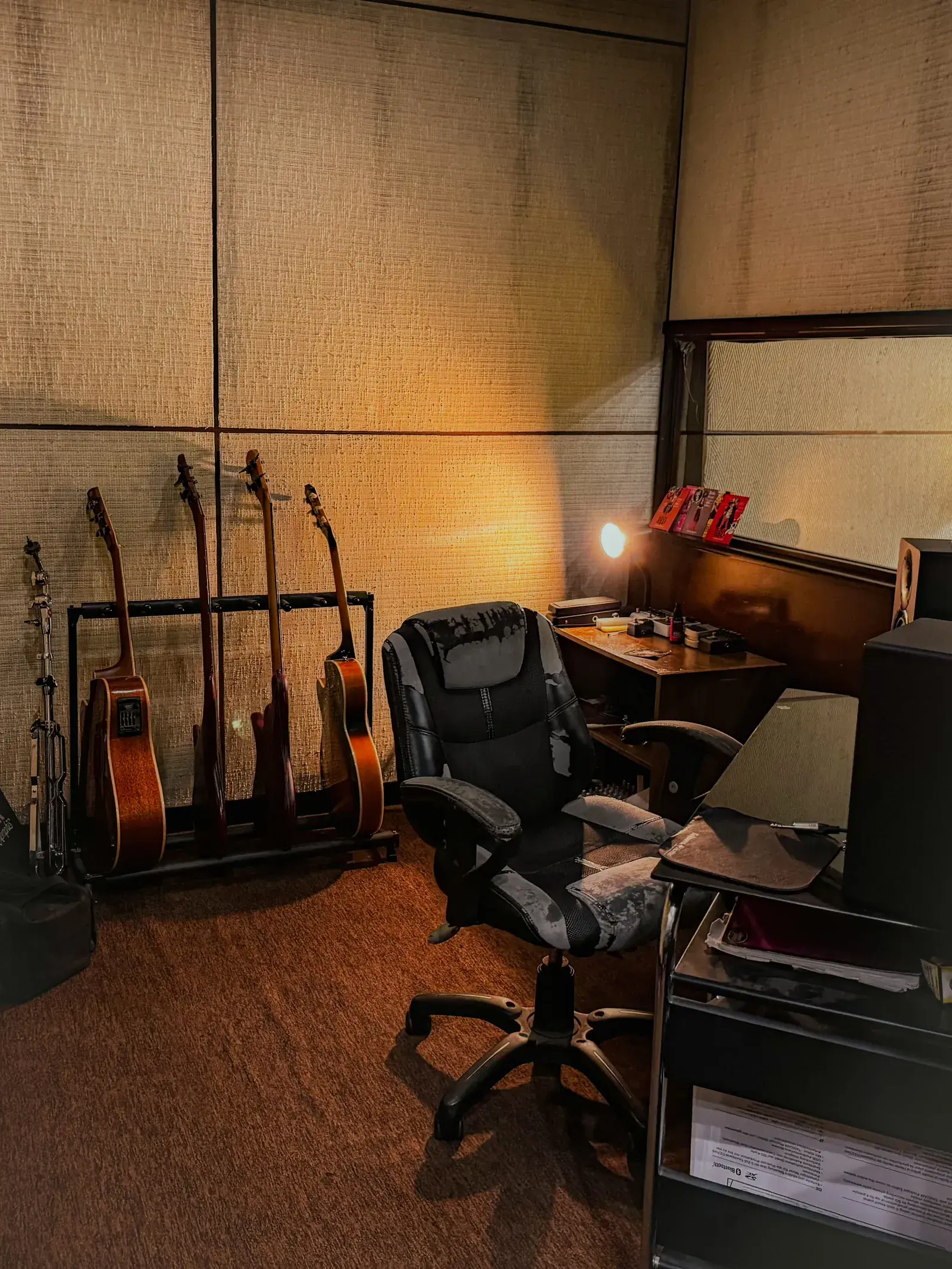 Rincón de instrumentos y guitarras dentro de Phantom Records