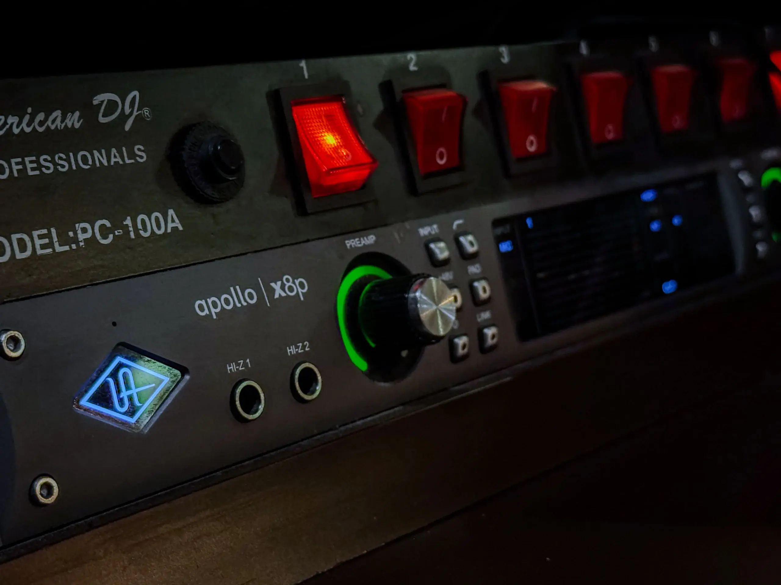 Preamplificadores Apollo y equipo profesional del estudio
