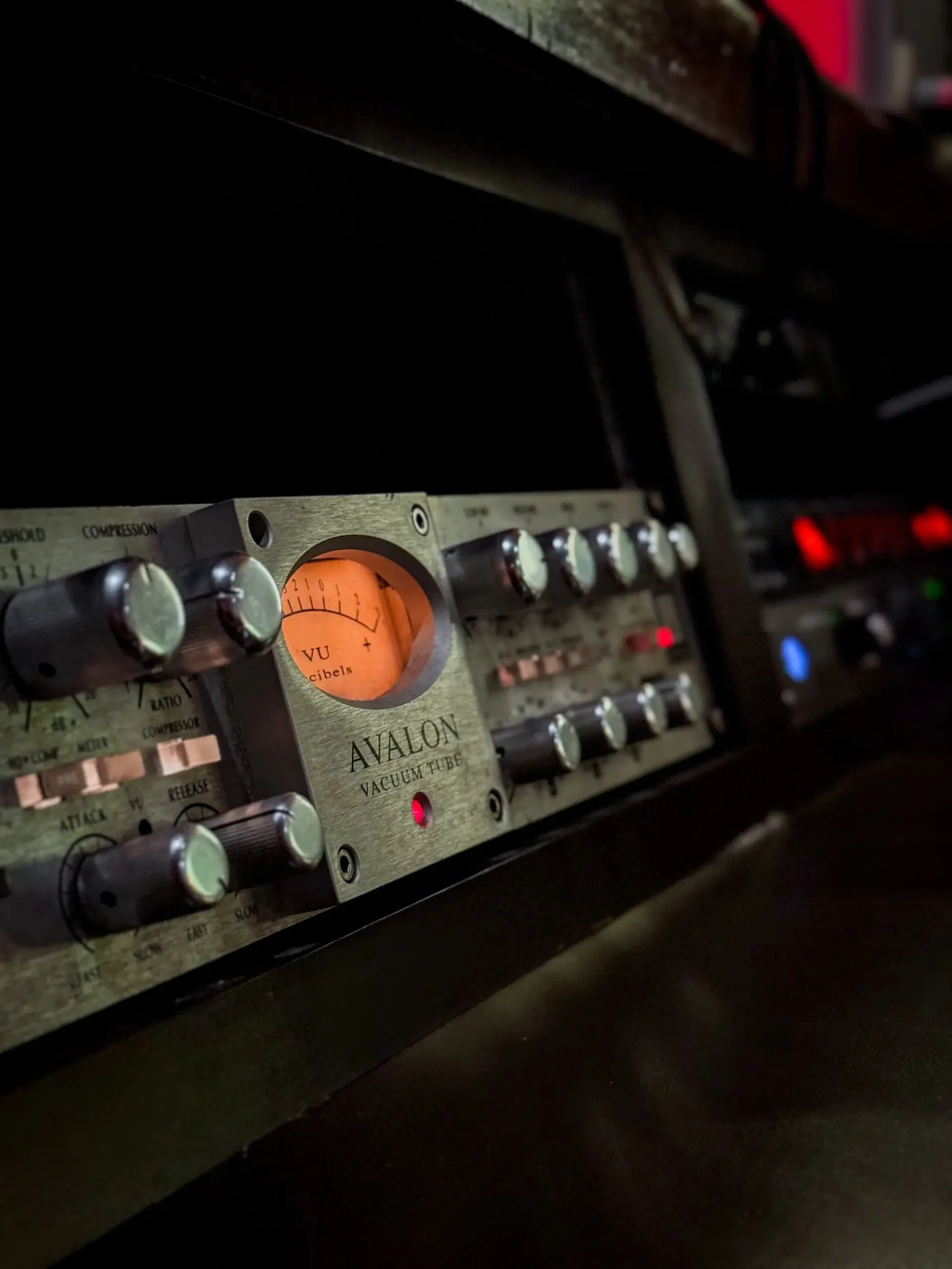 Compresor análogo Avalon del estudio Phantom Records